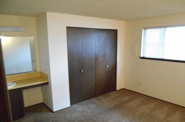 Building Photo - Charming Pet Friendly 2BR Condo with a Garage!