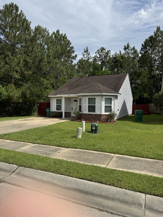 Building Photo - 13401 Warren Dr
