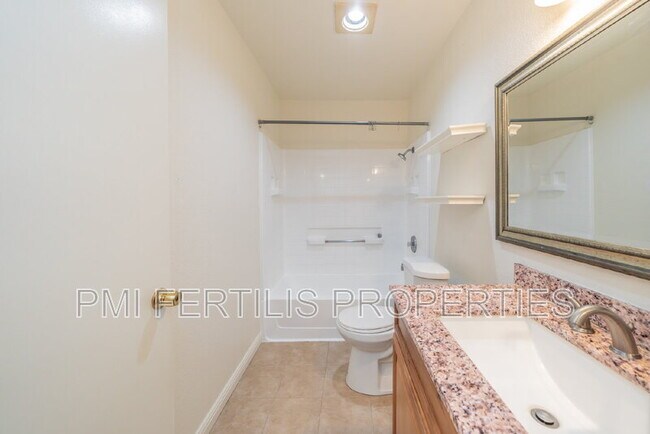 Building Photo - 8331 Vineyard Ave