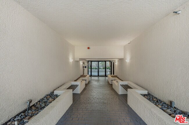Building Photo - 11636 Montana Ave