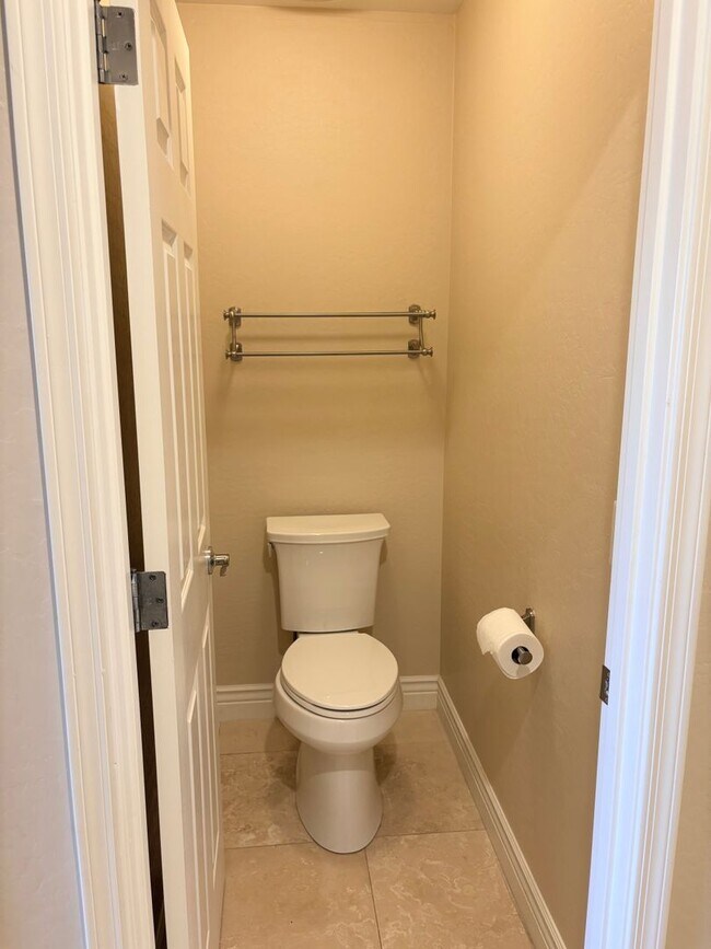 Building Photo - **STUNNING 4 BEDROOM/3 BATHROOM/2 CAR GARAGE/GATED COMMUNITY HOME IN MESA (SOUTHERN & LINDSAY)**