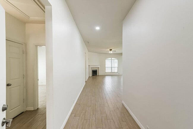 Building Photo - Light and Bright Ready for Immediate Move In!