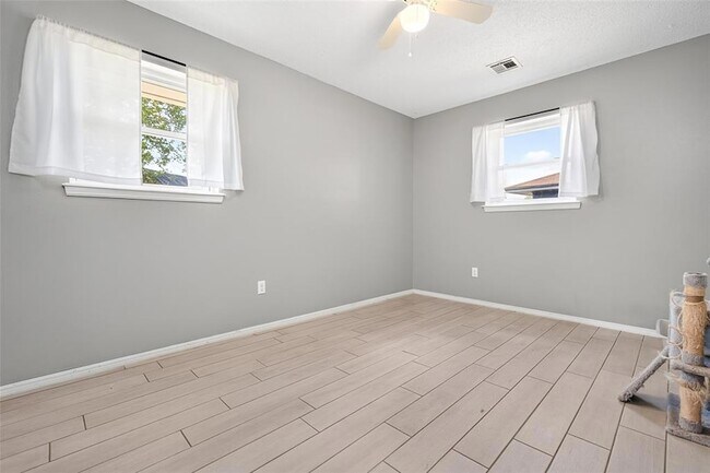 Building Photo - 801 N Markwell Ave