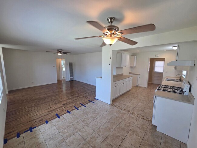 Building Photo - 15303 Fairhope Dr