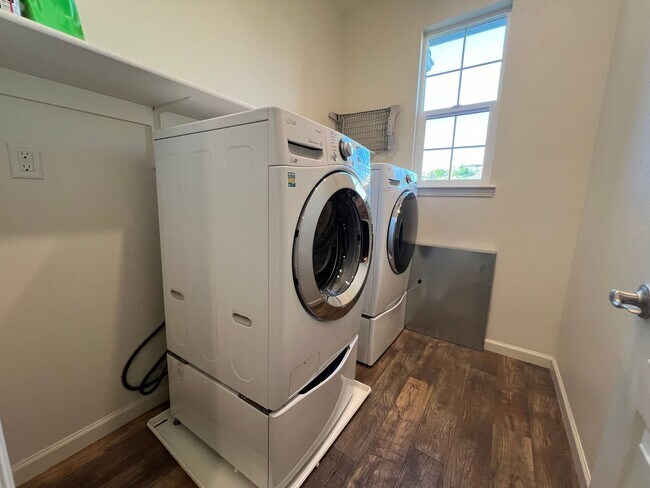 Building Photo - Updgraded Blackstone Community Three Bedro...