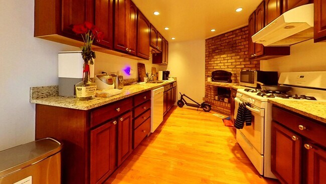Building Photo - East Lakeview Duplexed Two Bedroom Two Bath