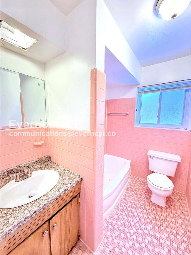 Building Photo - 15601 Schoolcraft Rd