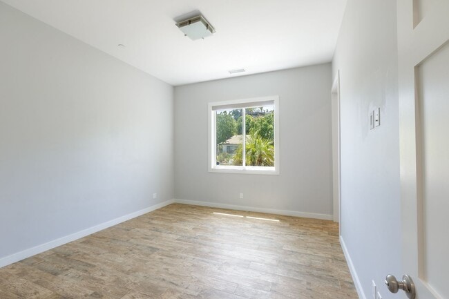 Building Photo - 4 Br 5 Ba with STUNNING VIEWS and Jacuzzi
