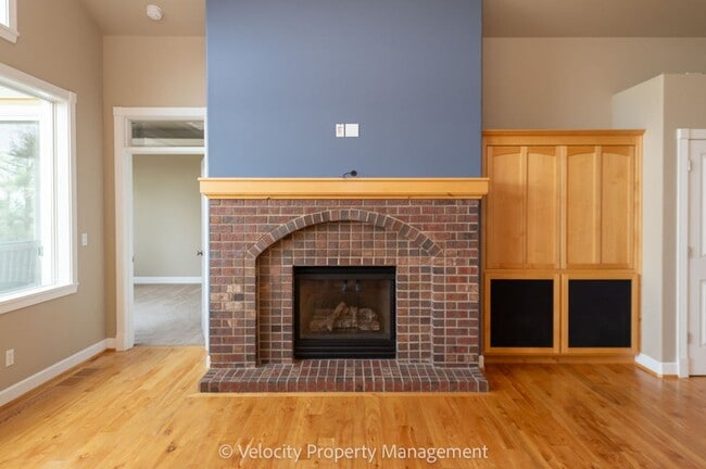 Building Photo - Awbrey Butte Home with Views!