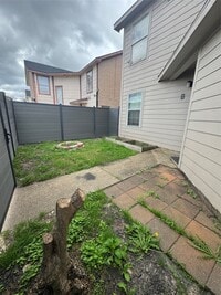 Building Photo - 12700 Leader St