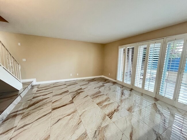 Building Photo - Spacious 3 Bedroom, 2.5 Bath Condo in a Be...