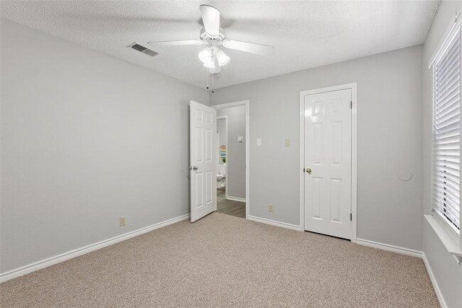 Building Photo - 410 Village Ln
