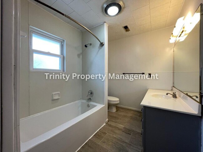 Building Photo - 331 Simpson Ave