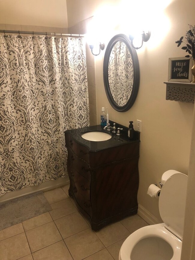 Building Photo - 629 Catharine St