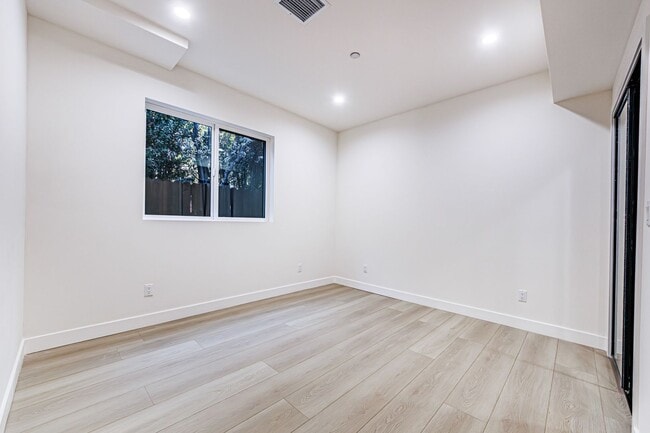 Building Photo - Modern 4-Bedroom Townhome-Style Living in ...