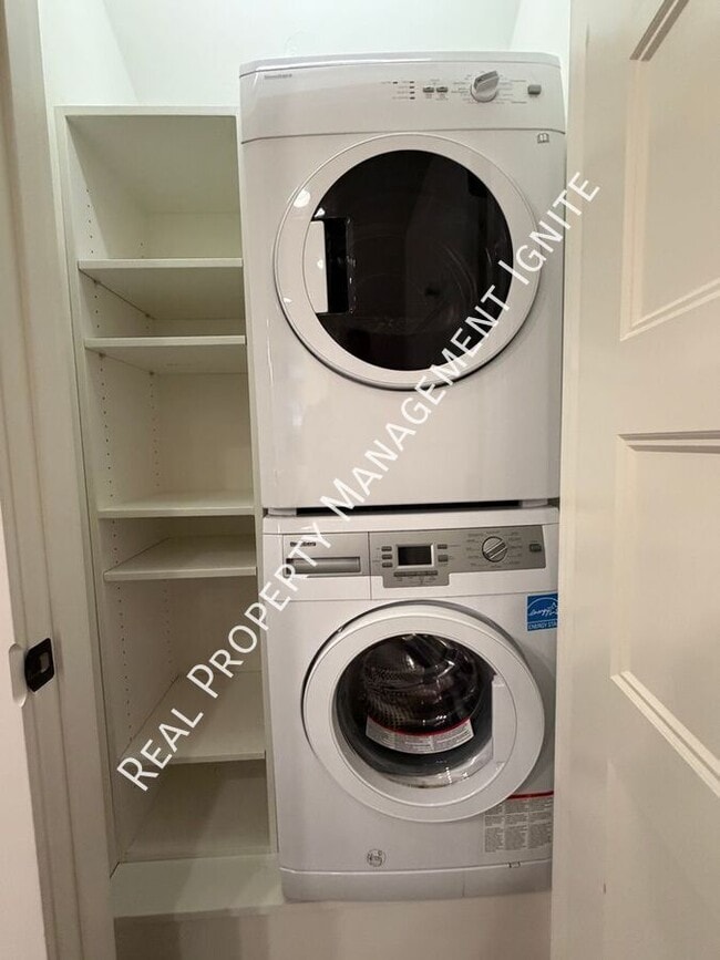 Building Photo - 1650 NW Lewis St