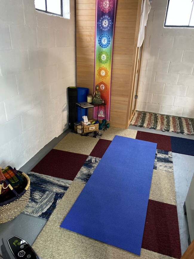 Building Photo - Your Cozy Off-Season Retreat