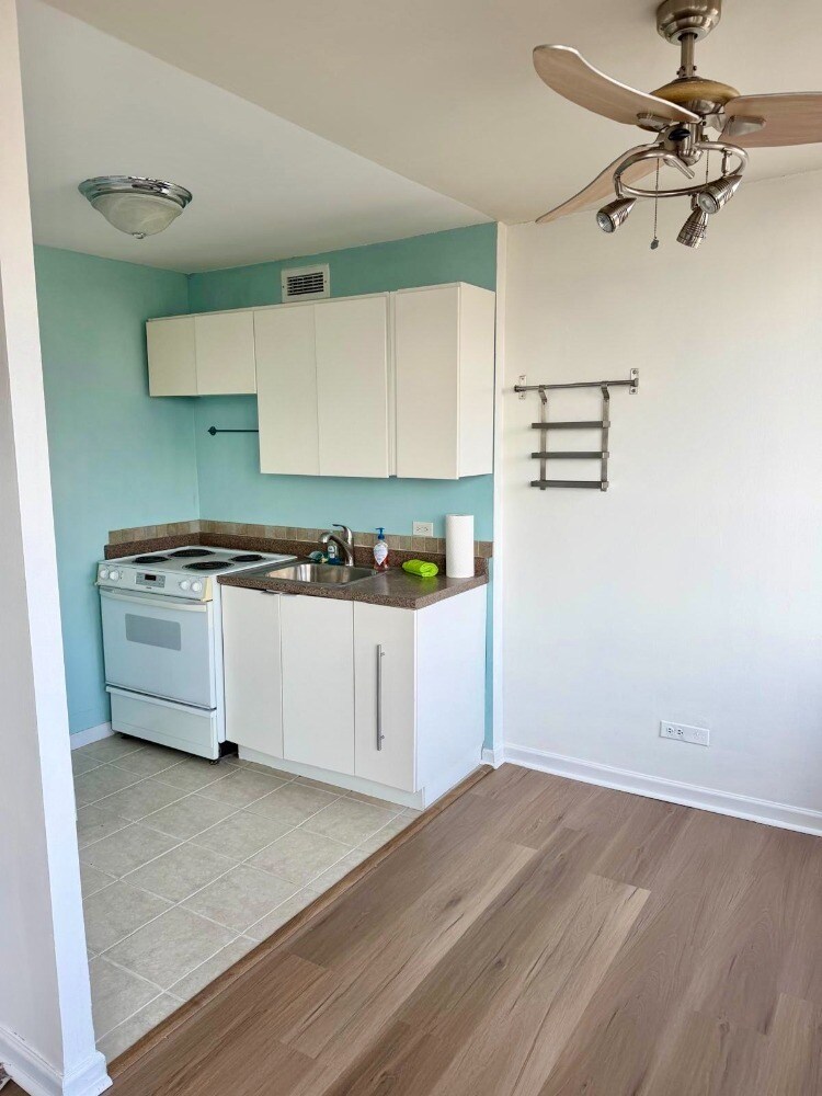 Kitchen - 6171 N Sheridan Rd