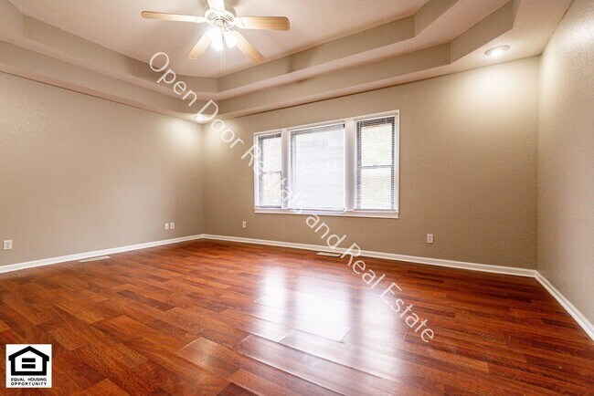 Building Photo - 733 3rd St