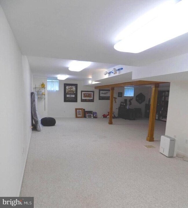 Building Photo - 911 Hedgerow Ct