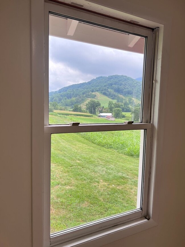 Building Photo - Super cute farm house with beautiful mountain view! 2 bedrooms, 1 bathroom!