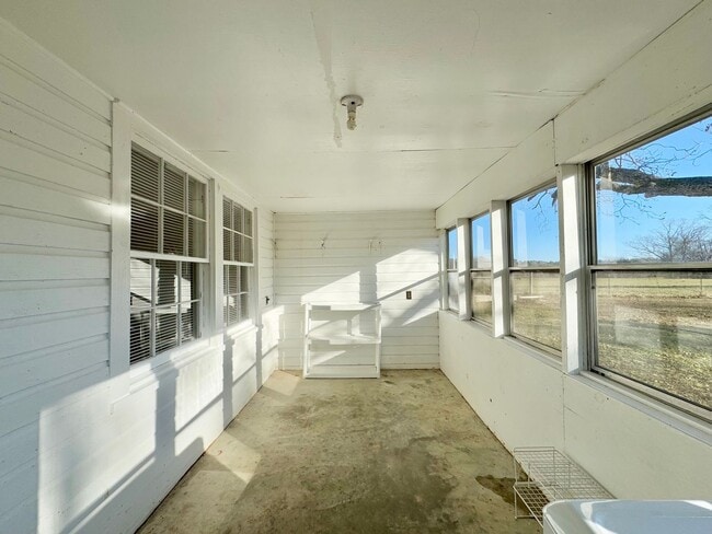 Building Photo - Must See Country Home Minutes to Kerr Lake