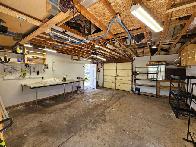 Building Photo - Charming 2-Bedroom Home with Spacious Back...