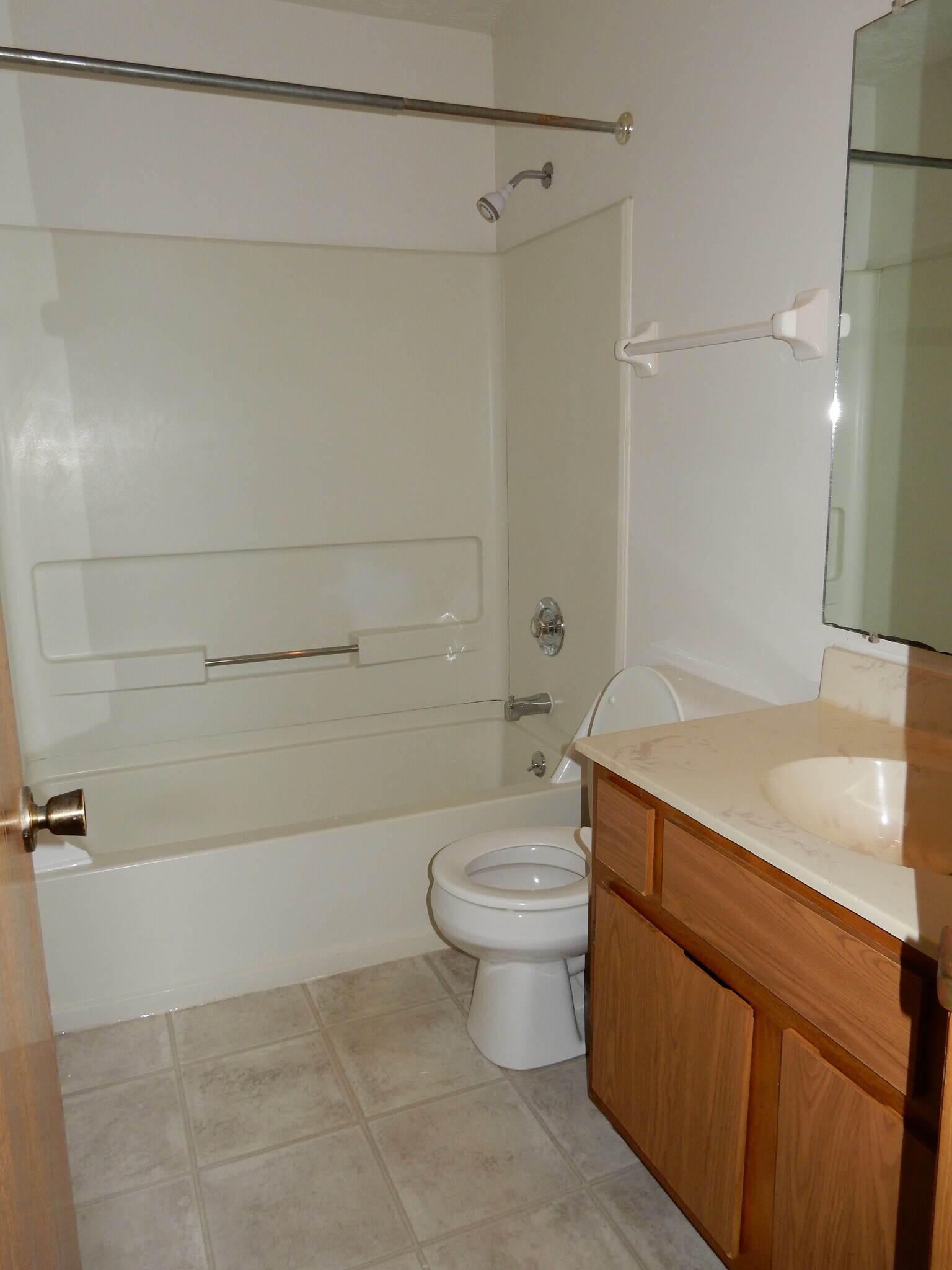 Building Photo - 180 E 12th Ave