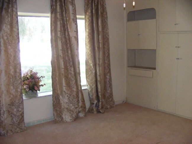 W. Master bedroom - 15252 Devonshire St