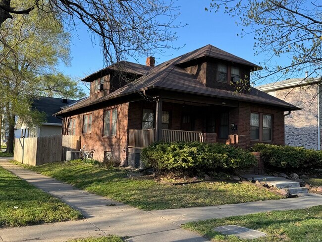 Building Photo - 1002 B St