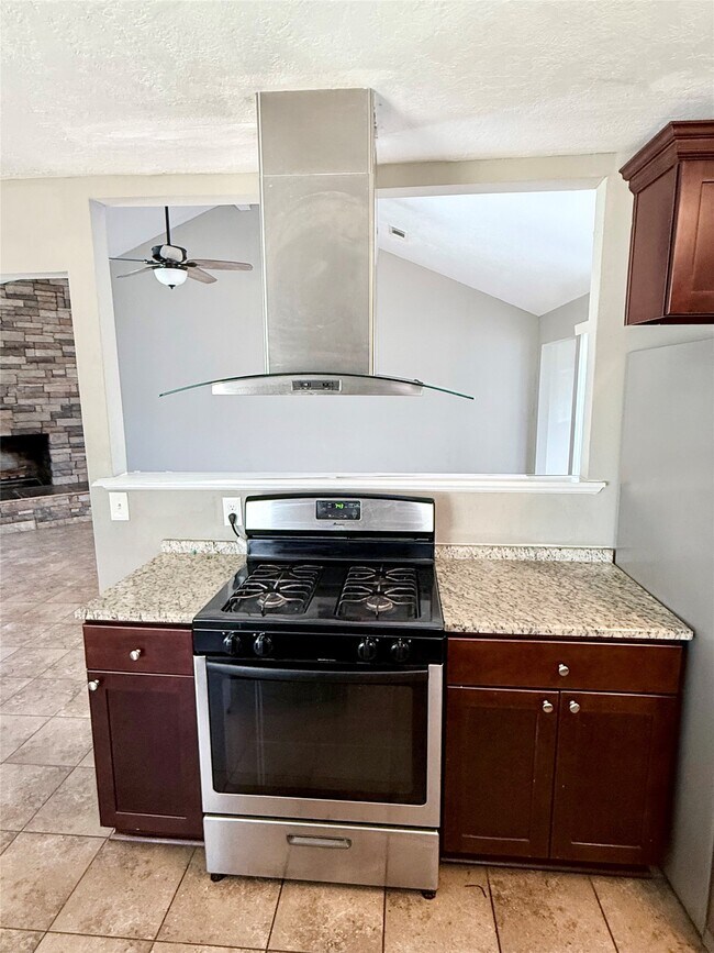 Building Photo - 15914 Mill Hollow Dr