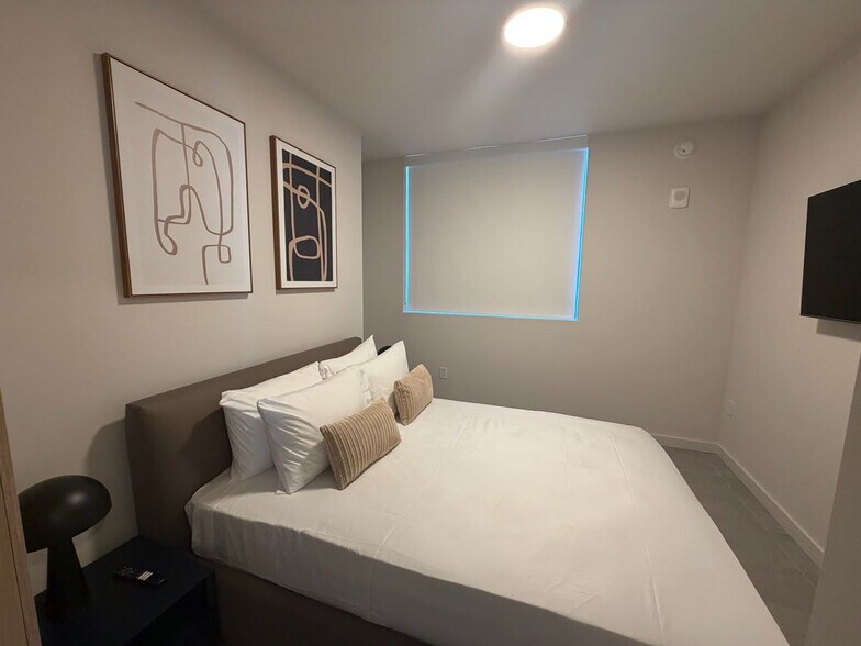 Building Photo - 121 NE 5th St