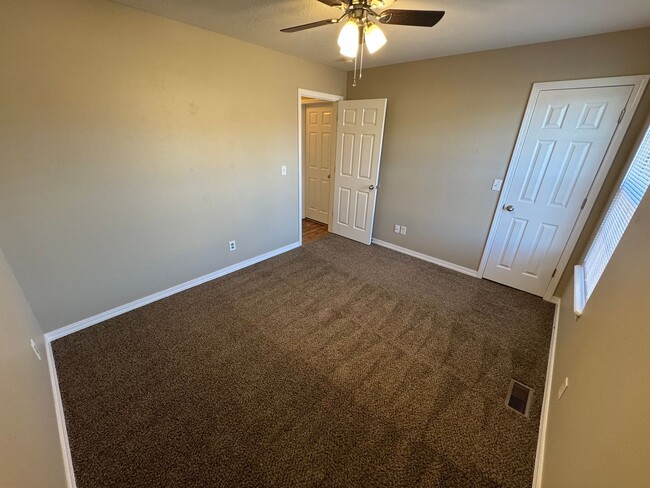 Building Photo - Great  3 bedroom - 2 bathroom - 2 car gara...