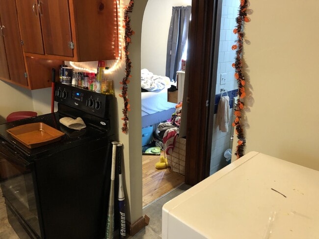 Building Photo - Great 4 Bed 1 Bath close to UWEC!