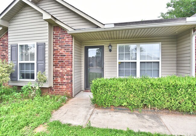 Building Photo - Adorable and move-in ready!
