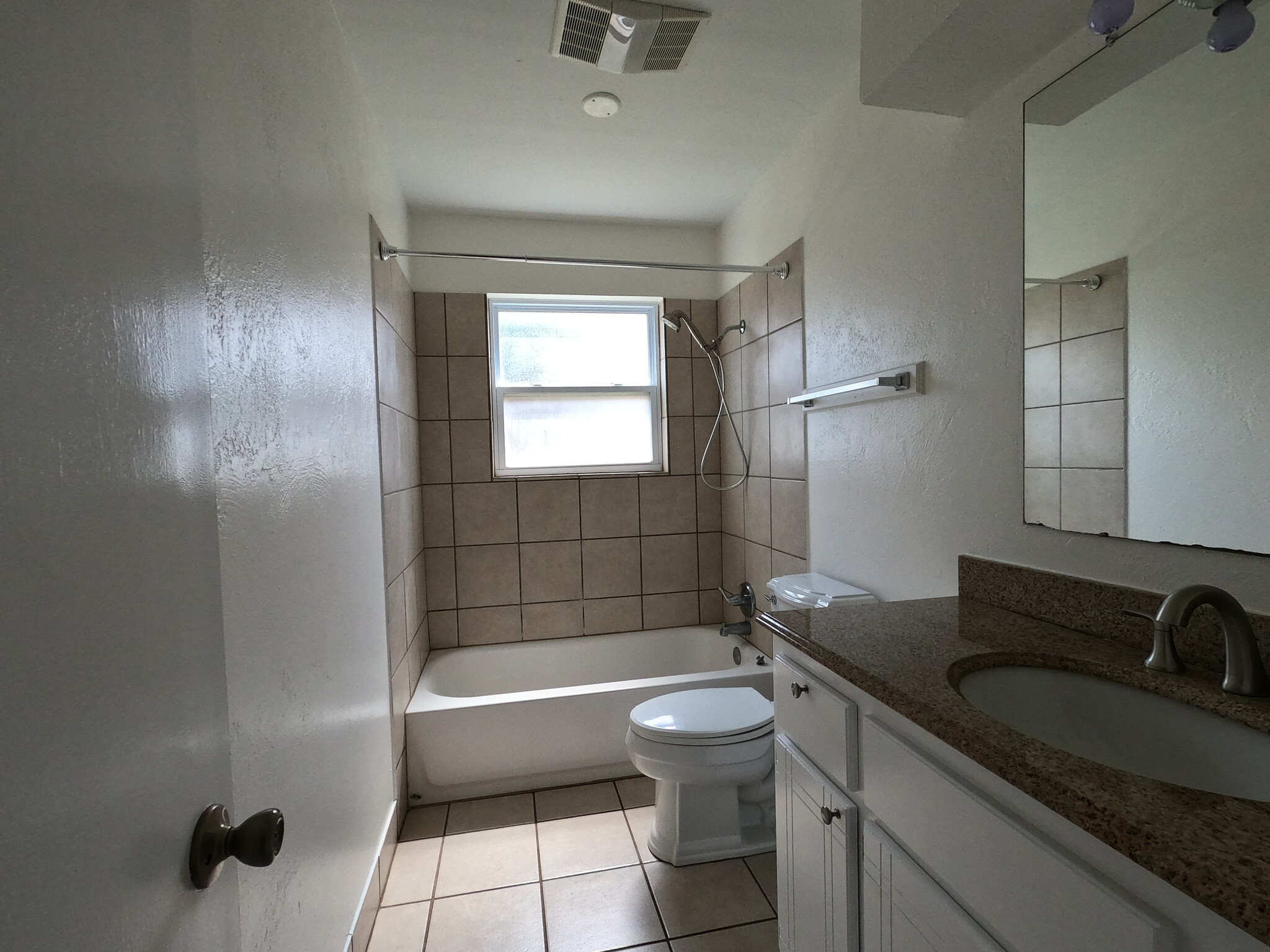 Hall bathroom with tub/shower combo - 415 W Guthrie St