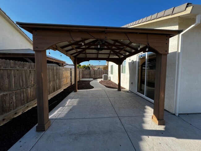 Building Photo - Beautiful 3 Bed, 2 Bath home in highly des...