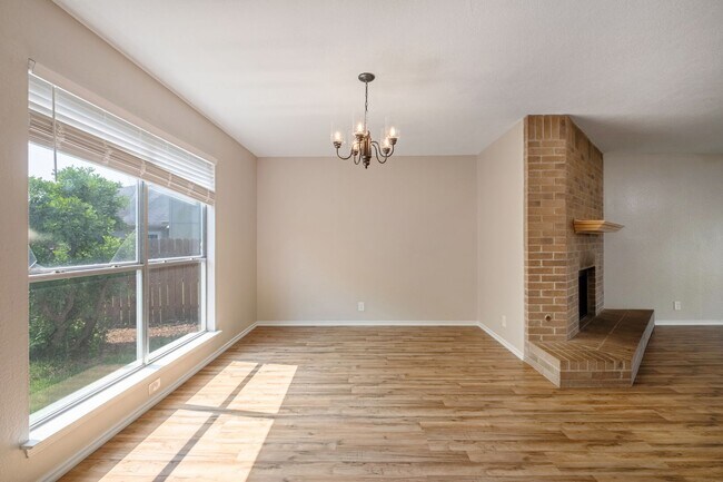 Building Photo - Stunning 4 Bedroom, 2.5 Bath Home in Block...