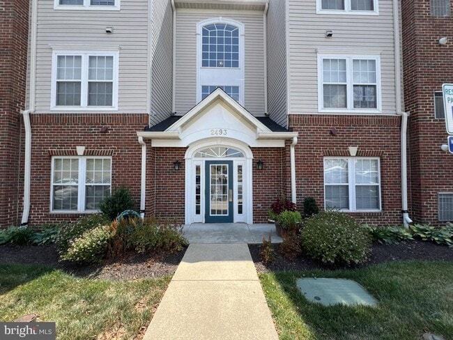 Building Photo - Beautiful 2 bedroom 2 baths condo in the gated community of Chestnut Point.