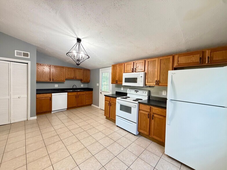 Building Photo - 2511 S Ruston Ave