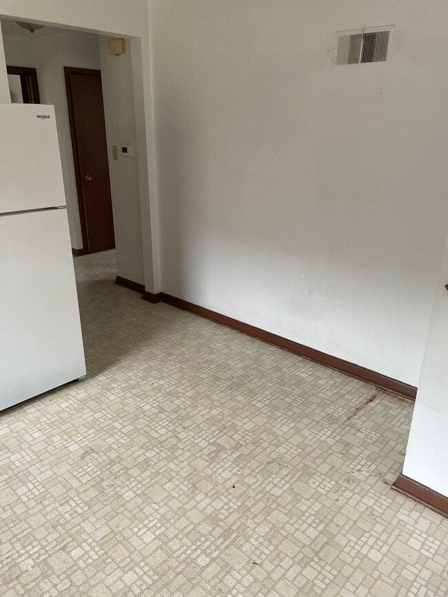 Building Photo - Newly Renovated 3-Bedroom Upper Flat Near ...