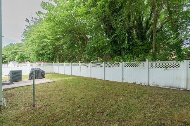Building Photo - MOVE IN READY 3 Bedroom in the Heart of No...