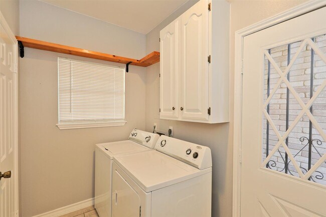 Building Photo - 2600 E San Jose St