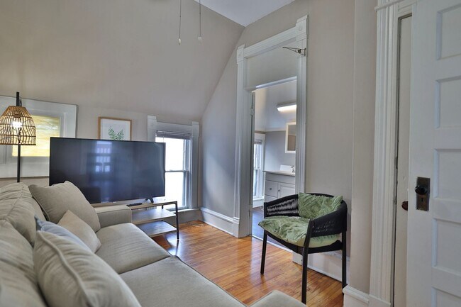 Building Photo - Lyndale Livings