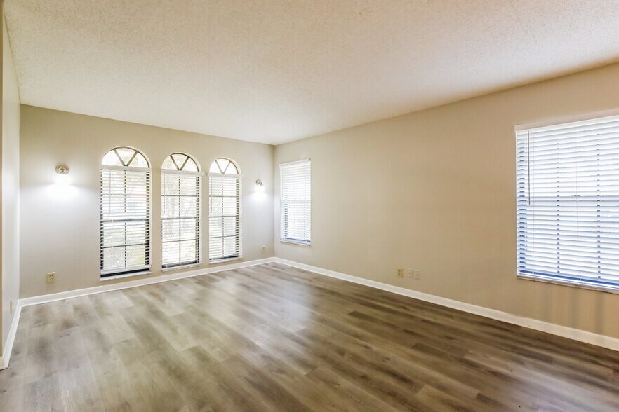 Building Photo - 6390 NW 47th Ct