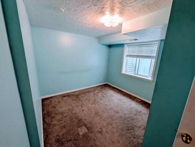 Building Photo - 749 Country Club Dr