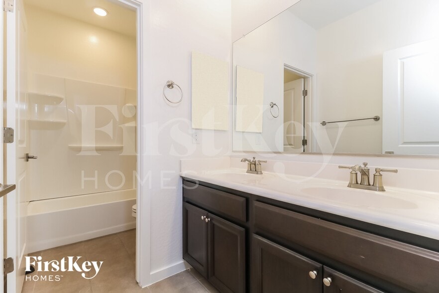 Building Photo - 4010 W Coneflower Ln