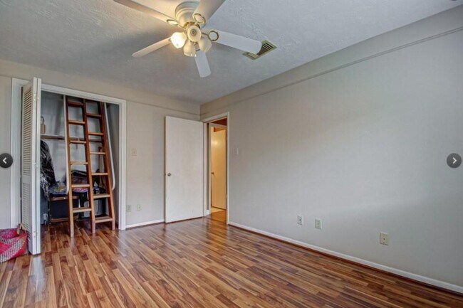 Building Photo - 6607 Readsland Ln