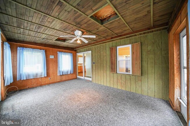 Building Photo - 624 Armstrong Ave