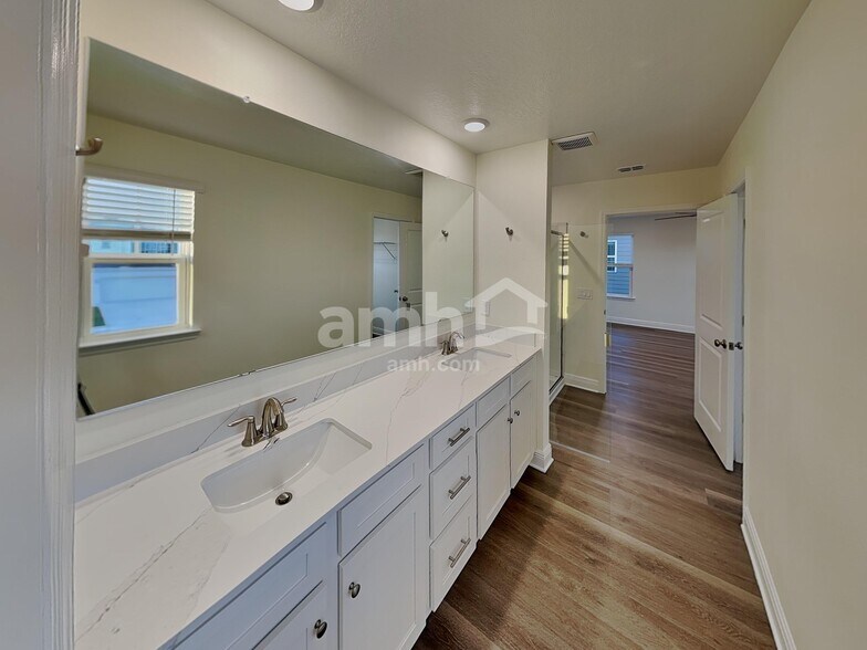 Building Photo - 5952 Sycamore Pl St